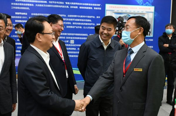 24.省长景俊海与BBIN宝盈集团农业董事长杨柏明亲切握手_副本.png 24.省长景俊海与BBIN宝盈集团农业董事长杨柏明亲切握手_副本.png