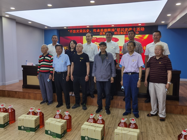 2.BBIN宝盈集团慈悲基金会代表同老战士合影.jpg 2.BBIN宝盈集团慈悲基金会代表同老战士合影.jpg