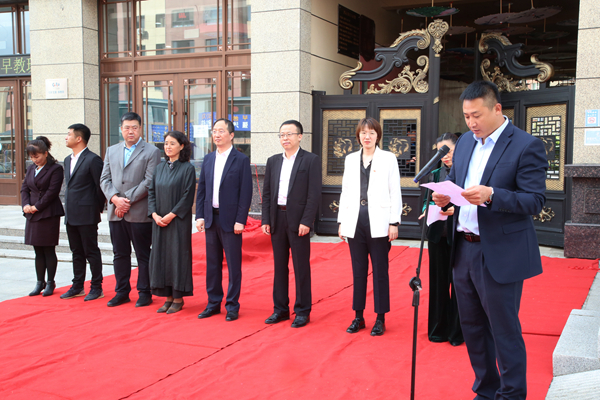 9.BBIN宝盈集团物业敦化公司进杏装文化楼院”揭牌典礼.jpg 9.BBIN宝盈集团物业敦化公司进杏装文化楼院”揭牌典礼.jpg