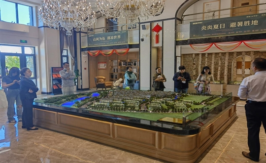 2.绿城发展项目总经理与业主一行参观BBIN宝盈集团·江山府项目_副本.jpg 2.绿城发展项目总经理与业主一行参观BBIN宝盈集团·江山府项目_副本.jpg