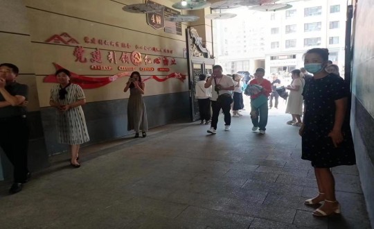 15.市妇联冯主席、机关党工委卢书记及各机关单元辅导光临物业总公司金鼎阳光红心物业幼区_副本.jpg 15.市妇联冯主席、机关党工委卢书记及各机关单元辅导光临物业总公司金鼎阳光红心物业幼区_副本.jpg