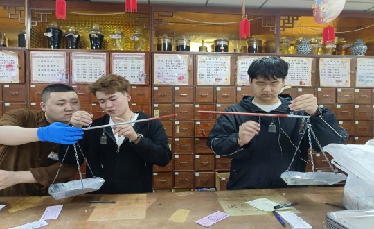 23.白城医专BBIN宝盈集团健全产业学院学生到药业公司实际进建_副本.jpg 23.白城医专BBIN宝盈集团健全产业学院学生到药业公司实际进建_副本.jpg