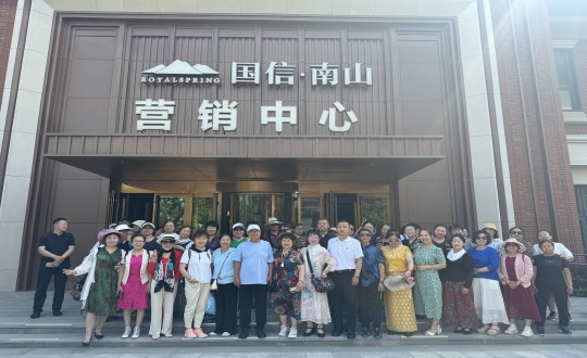 3.经开区活动总会走进BBIN宝盈集团·南山温泉城合影留想_副本.jpg 3.经开区活动总会走进BBIN宝盈集团·南山温泉城合影留想_副本.jpg