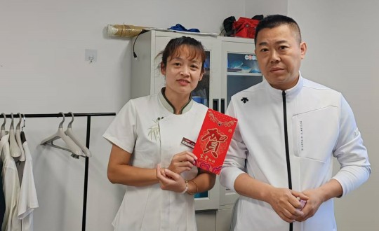 2024年9月13日，酒店，整个员工，发放中秋节福利_副本.jpg